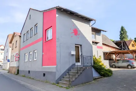 Ansicht-NW der Immobilie: Ein- / Zwei-Familien-Haus in Erlenbach Mechenhard - interessant für Selbstnutzer & Kapitalanleger! (Foto)
