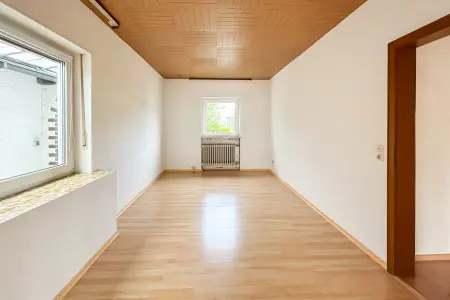 Wohnbereich der Immobilie: Ein Haus voller Möglichkeiten – Ihr Projekt mit Zukunft! (Foto)