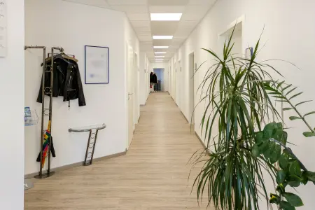 BG-Flur der Immobilie: Neuwertiges Gewerbeobjekt – Büro-Gebäude, Lager- & Werk-Halle
in Erbach! (Foto)