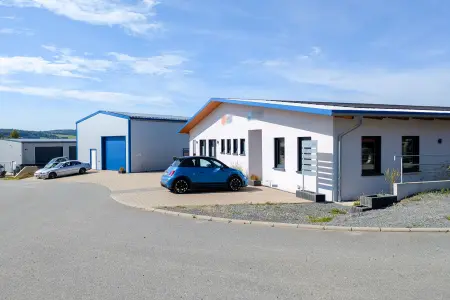 Ansicht-Bürogebäude-Werkhalle-SO der Immobilie: Neuwertiges Gewerbeobjekt – Büro-Gebäude, Lager- & Werk-Halle
in Erbach! (Foto)
