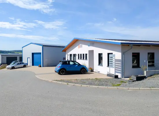 Ansicht-Bürogebäude-Werkhalle-SO der Immobilie: Neuwertiges Gewerbeobjekt – Büro-Gebäude, Lager- & Werk-Halle
in Erbach! (Foto)