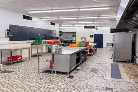 Großküche der Immobilie: Produktionshalle mit vielseitigen Nutzungsmöglichkeiten in zentraler Lage von Klein-Umstadt (Foto)
