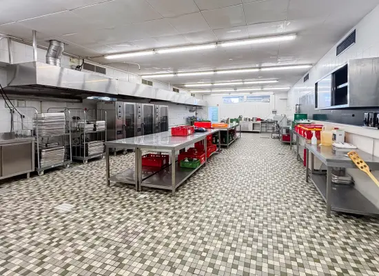 Großküche der Immobilie: Produktionshalle mit vielseitigen Nutzungsmöglichkeiten in zentraler Lage von Klein-Umstadt (Foto)
