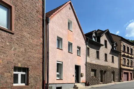 Frontansicht der Immobilie: Komfortables Wohnen auf drei Ebenen – Reihenhaus mit Terrasse und Stellplatz (Foto)