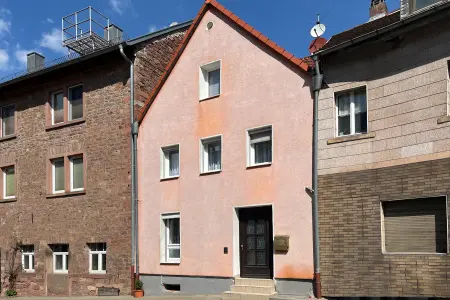 Frontansicht der Immobilie: Komfortables Wohnen auf drei Ebenen – Reihenhaus mit Terrasse und Stellplatz (Foto)