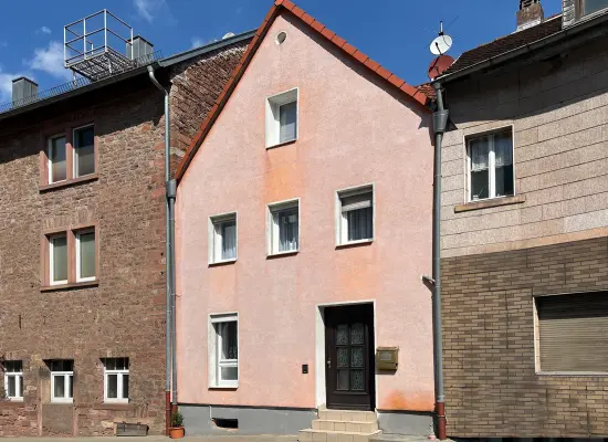 Frontansicht der Immobilie: Komfortables Wohnen auf drei Ebenen – Reihenhaus mit Terrasse und Stellplatz (Foto)