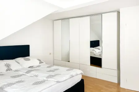 DG_Schlafzimmer der Immobilie: Komfortables Wohnen auf drei Ebenen – Reihenhaus mit Terrasse und Stellplatz (Foto)