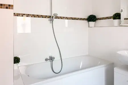 OG_Badezimmer der Immobilie: Komfortables Wohnen auf drei Ebenen – Reihenhaus mit Terrasse und Stellplatz (Foto)