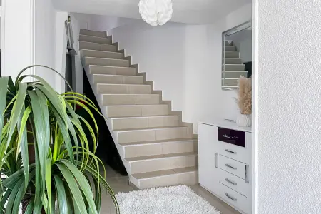 EG_Eingangsbereich der Immobilie: Komfortables Wohnen auf drei Ebenen – Reihenhaus mit Terrasse und Stellplatz (Foto)