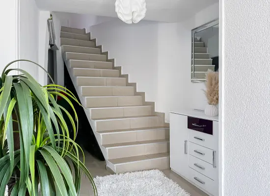 EG_Eingangsbereich der Immobilie: Komfortables Wohnen auf drei Ebenen – Reihenhaus mit Terrasse und Stellplatz (Foto)