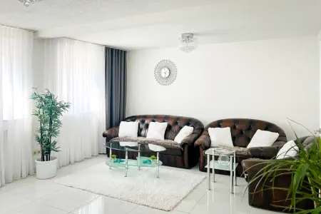 OG_Wohnzimmer der Immobilie: Komfortables Wohnen auf drei Ebenen – Reihenhaus mit Terrasse und Stellplatz (Titelbild)