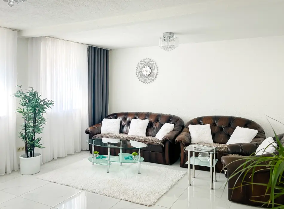 OG_Wohnzimmer der Immobilie: Komfortables Wohnen auf drei Ebenen – Reihenhaus mit Terrasse und Stellplatz (Titelbild)