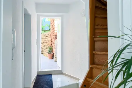 OG_Flur der Immobilie: Komfortables Wohnen auf drei Ebenen – Reihenhaus mit Terrasse und Stellplatz (Foto)