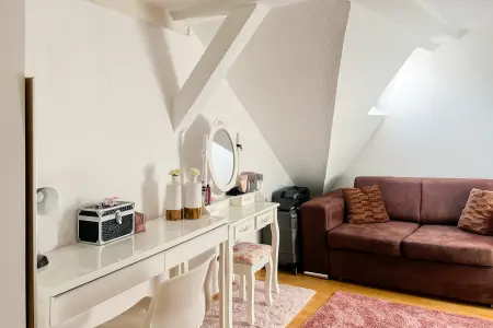 Wohnbereich der Immobilie: Komfortables Wohnen auf drei Ebenen – Reihenhaus mit Terrasse und Stellplatz (Foto)