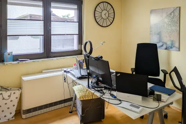 Arbeiten der Immobilie: Einzugsbereites Einfamilienhaus wartet auf Sie: Interess...