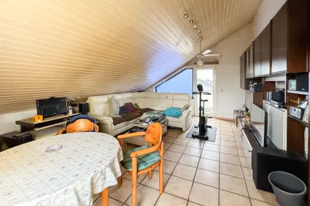 Wohn- und Esszimmer der Immobilie: Perfekt für Singles oder Paare: Eine gemütliche Dachgeschosswohnung in Weiterstadt/Gräfenhausen (Foto)