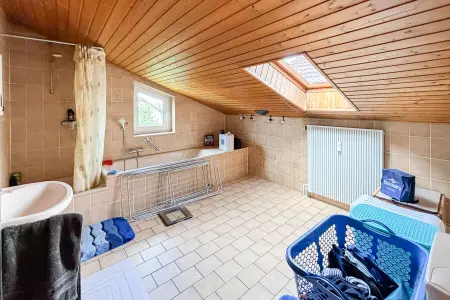Badezimmer der Immobilie: Perfekt für Singles oder Paare: Eine gemütliche Dachgeschosswohnung in Weiterstadt/Gräfenhausen (Foto)