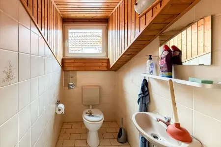 Gäste-WC der Immobilie: Perfekt für Singles oder Paare: Eine gemütliche Dachgeschosswohnung in Weiterstadt/Gräfenhausen (Foto)