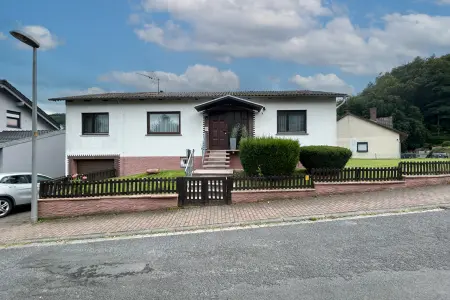 Hausansicht der Immobilie: Ihr neues Familienglück in Breitendiel – Großzügig, modern und mit herrlichem Außenbereich! (Foto)