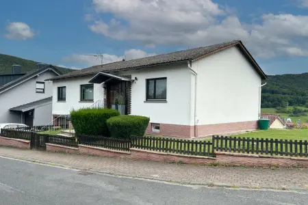 Hausansicht der Immobilie: Ihr neues Familienglück in Breitendiel – Großzügig, modern und mit herrlichem Außenbereich! (Titelbild)