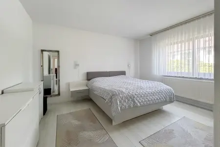 Schlafzimmer der Immobilie: Ihr neues Familienglück in Breitendiel – Großzügig, modern und mit herrlichem Außenbereich! (Foto)