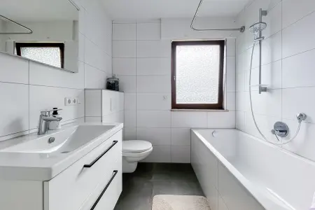 Tageslichtbad der Immobilie: Ihr neues Familienglück in Breitendiel – Großzügig, modern und mit herrlichem Außenbereich! (Foto)