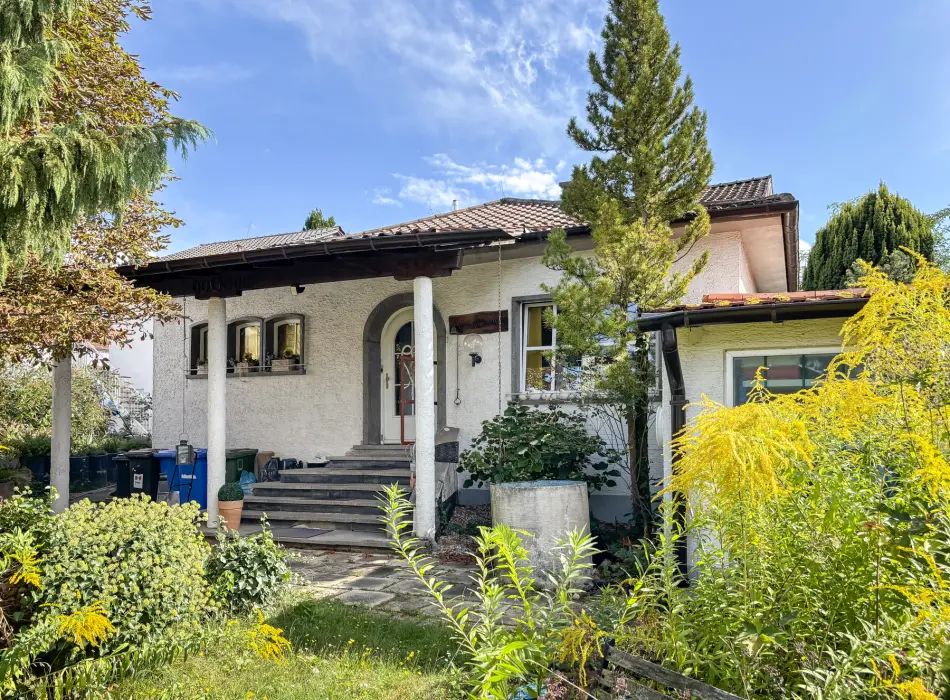 Frontansicht der Immobilie: Ein Zweifamilienhaus voller Möglichkeiten - ideal für Familien oder Generationenwohnen in Lengfeld (Titelbild)