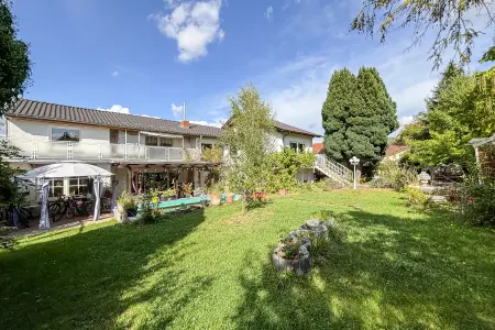 Rückansicht der Immobilie: Ein Zweifamilienhaus voller Möglichkeiten - ideal für Familien oder Generationenwohnen in Lengfeld (Foto)