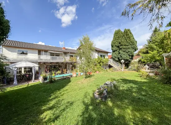 Rückansicht der Immobilie: Ein Zweifamilienhaus voller Möglichkeiten - ideal für Familien oder Generationenwohnen in Lengfeld (Foto)