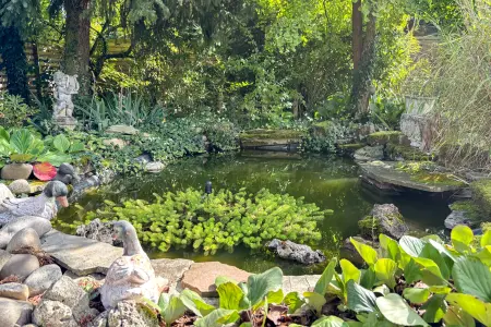 Teich der Immobilie: Ein Zweifamilienhaus voller Möglichkeiten - ideal für Familien oder Generationenwohnen in Lengfeld (Foto)