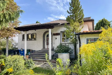 Frontansicht der Immobilie: Ein Zweifamilienhaus voller Möglichkeiten - ideal für Familien oder Generationenwohnen in Lengfeld (Foto)