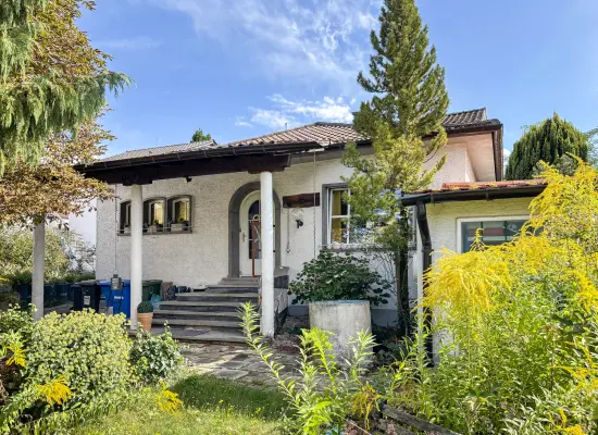 Frontansicht der Immobilie: Ein Zweifamilienhaus voller Möglichkeiten - ideal für Familien oder Generationenwohnen in Lengfeld (Foto)