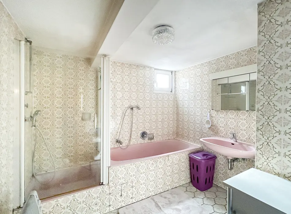 Badezimmer der Immobilie: Mehrgenerationenhaus - Großzügiges Einfamilienhaus mit viel Platz und Charme in Mainnähe! (Foto)