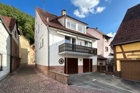 Rückansicht der Immobilie: Mehrgenerationenhaus - Großzügiges Einfamilienhaus mit viel Platz und Charme in Mainnähe! (Titelbild)