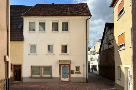 Vorderansicht der Immobilie: Mehrgenerationenhaus - Großzügiges Einfamilienhaus mit viel Platz und Charme in Mainnähe! (Foto)