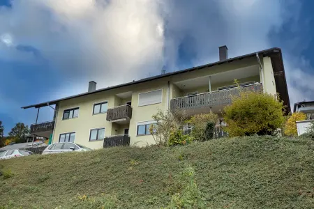 Ansicht NO der Immobilie: Selbstnutzer  u. Kapitalanleger aufgepasst: schöne, helle 2-Zimmer-ETW mit tollem Blick über Erbach! (Foto)