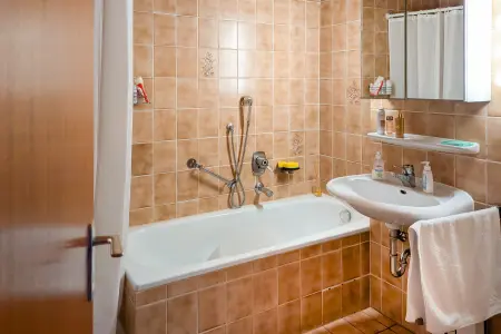 Bad der Immobilie: Selbstnutzer  u. Kapitalanleger aufgepasst: schöne, helle 2-Zimmer-ETW mit tollem Blick über Erbach! (Foto)