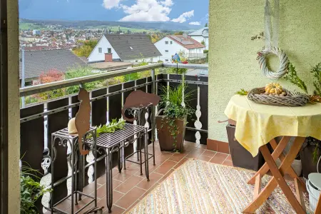 Balkon der Immobilie: Selbstnutzer  u. Kapitalanleger aufgepasst: schöne, helle 2-Zimmer-ETW mit tollem Blick über Erbach! (Foto)