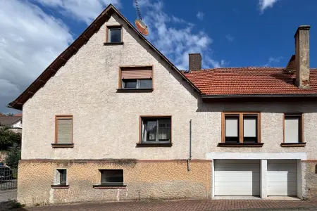 Seitenansicht der Immobilie: Aus Alt mach Neu – Ihr Projekt für ein kernsanierungsbedürftiges Haus in Wiebelsbach/Groß-Umstadt (Foto)