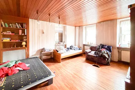 Wohnzimmer der Immobilie: Aus Alt mach Neu – Ihr Projekt für ein kernsanierungsbedürftiges Haus in Wiebelsbach/Groß-Umstadt (Foto)