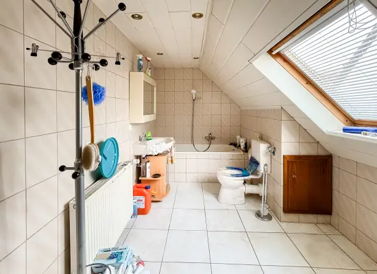 Badezimmer_II der Immobilie: Aus Alt mach Neu – Ihr Projekt für ein kernsanierungsbedürftiges Haus in Wiebelsbach/Groß-Umstadt (Foto)