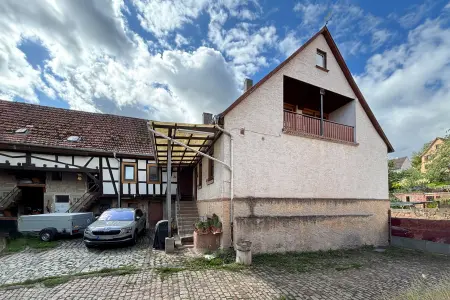 Hofansicht_I der Immobilie: Aus Alt mach Neu – Ihr Projekt für ein kernsanierungsbedürftiges Haus in Wiebelsbach/Groß-Umstadt (Foto)