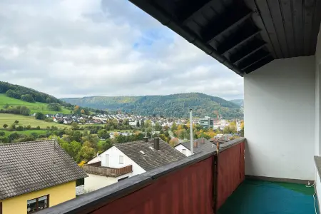 1.OG_Balkon der Immobilie: Ein Zuhause mit Herz – großzügiges Einfamilienhaus mit Einliegerwohnung und Platz für Ideen (Foto)