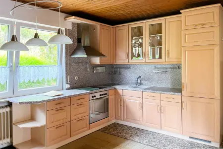 1.OG_Küche der Immobilie: Ein Zuhause mit Herz – großzügiges Einfamilienhaus mit Einliegerwohnung und Platz für Ideen (Foto)