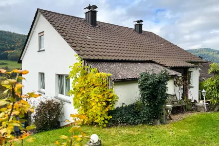 Rückansicht der Immobilie: Ein Zuhause mit Herz – großzügiges Einfamilienhaus mit Einliegerwohnung und Platz für Ideen (Titelbild)