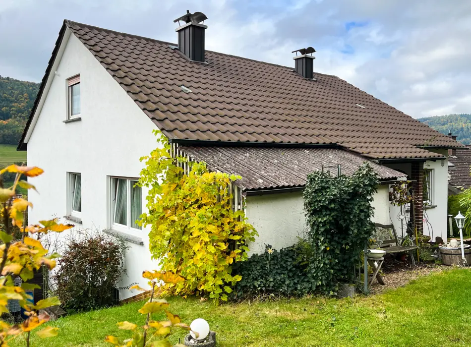 Rückansicht der Immobilie: Ein Zuhause mit Herz – großzügiges Einfamilienhaus mit Einliegerwohnung und Platz für Ideen (Titelbild)