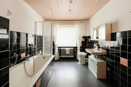 1.OG_Badezimmer der Immobilie: Ein Zuhause mit Herz – großzügiges Einfamilienhaus mit Einliegerwohnung und Platz für Ideen (Foto)