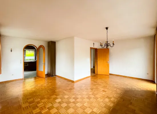 1.OG_Wohnzimmer der Immobilie: Ein Zuhause mit Herz – großzügiges Einfamilienhaus mit Einliegerwohnung und Platz für Ideen (Foto)