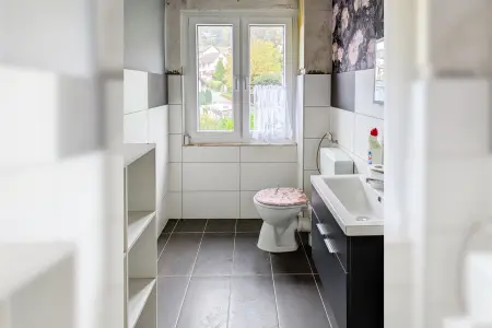 EG Bad der Immobilie: Selbermacher aufgepasst: Haus mit großem, naturnahen Grundstück und vielen Nutzungs-Möglichkeiten! (Foto)