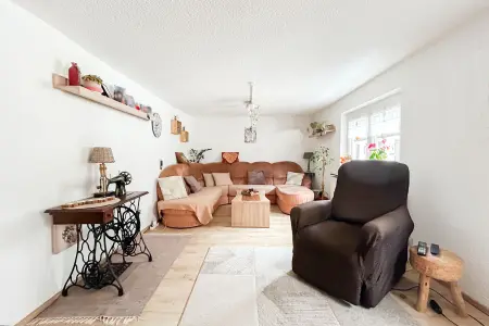Wohnzimmer 1. OG der Immobilie: Ein Zuhause zum Verlieben – Platz für Ihre Familie und Ihre Träume! (Foto)